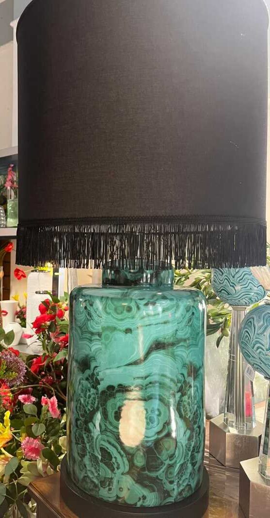 Abhika- Lampada in Ceramica Malachite da Tavolo con Paralume Nero con Frange